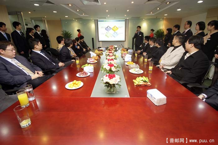 公司CEO黄丞徽先生向各位嘉宾介绍公司特色服务和组织架构