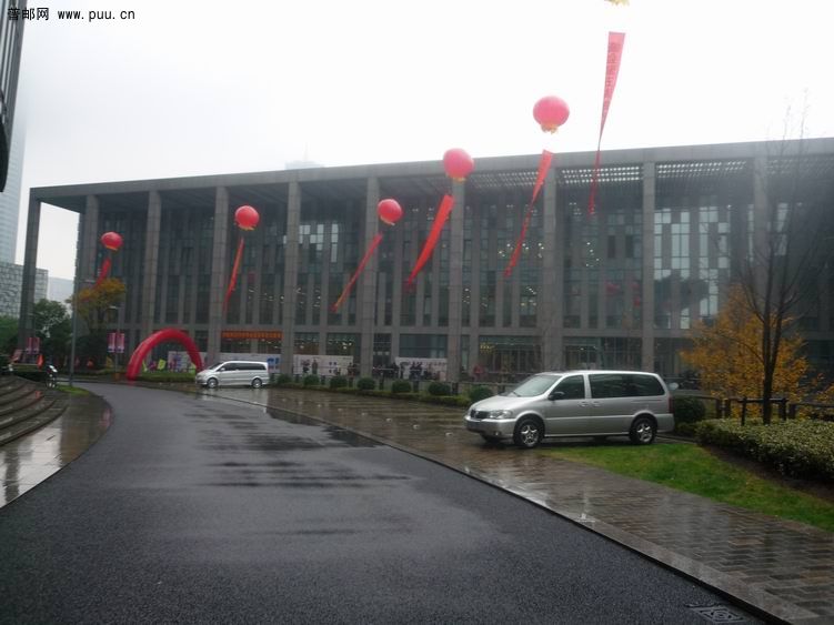 雨中展馆外.jpg