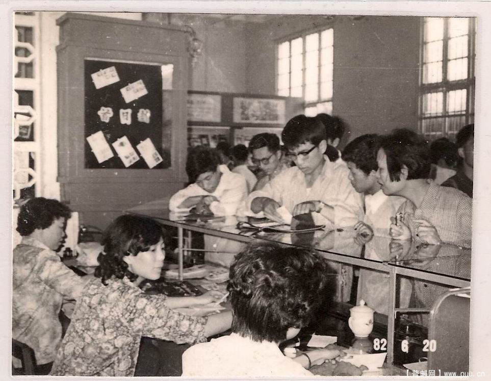图为八十年代初集邮爱好者争先恐后地到邮票公司购买邮票.jpg