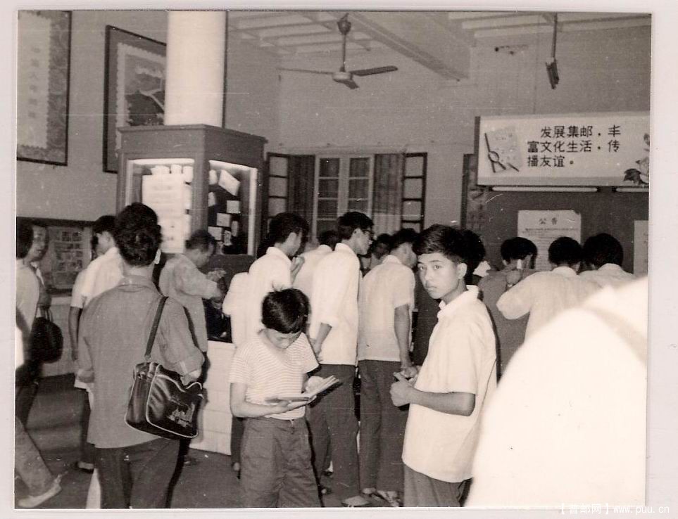 图为八十年代初长沙邮票公司门前人来人往，非常热闹1.jpg