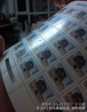 对光就可以看出,如果是光亮的,就是漏印,如果带污点就是纸张不平!!