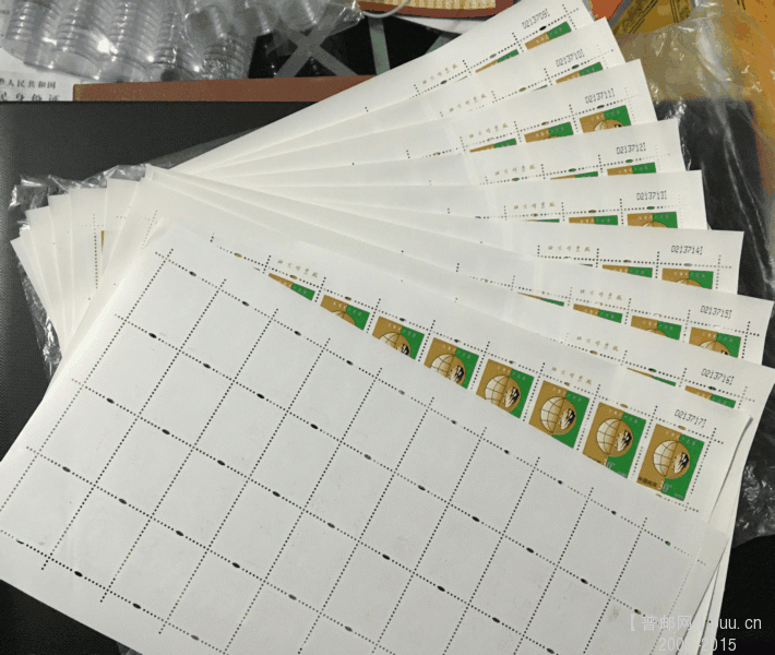 其中一版有背戳，有一版右上有粘带