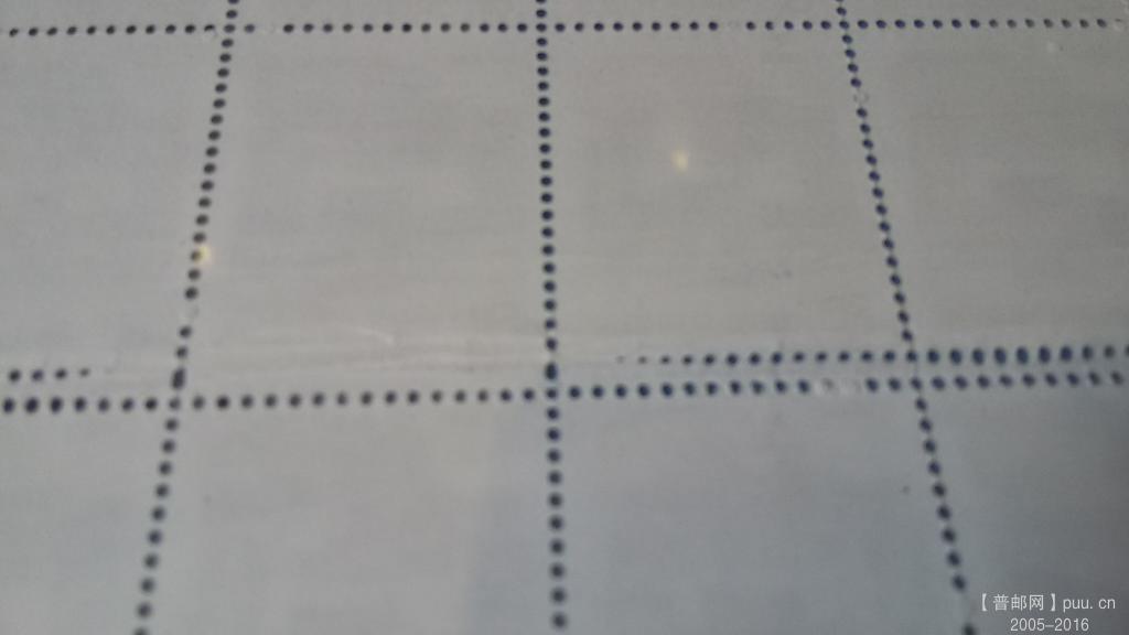 中间一张票没有下齿孔