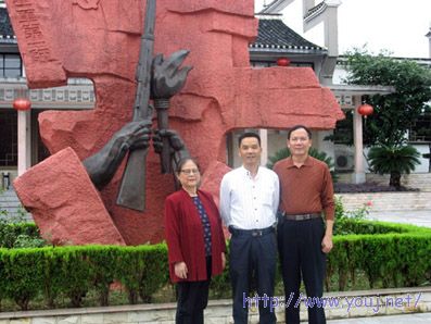 秋收起义纪念馆 雕 三人照.jpg