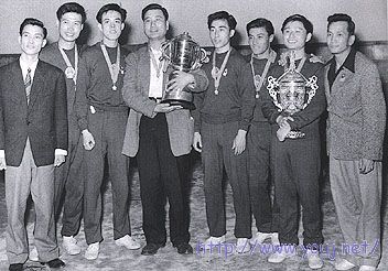 中国男子乒乓球队在获得"斯韦思林"杯后合影。由左至右:梁友能(指导)、王传耀、容国团、傅其芳( ...