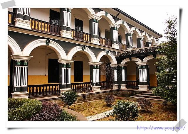  建筑之间也是以长廊相连，使用了很多中国传统的设计理念。