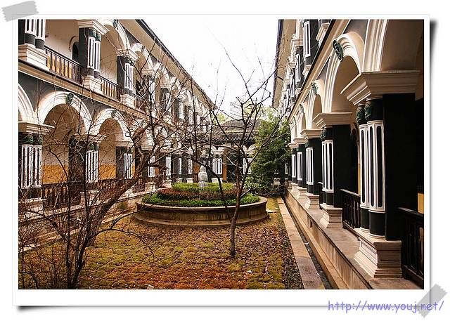  建筑之间也是以长廊相连，使用了很多中国传统的设计理念。