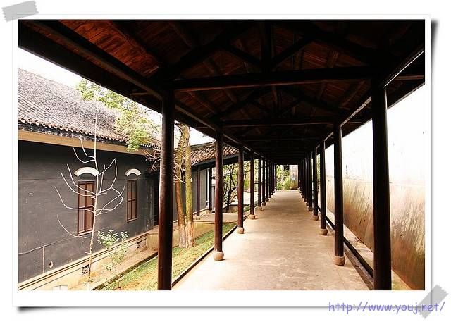  建筑之间也是以长廊相连，使用了很多中国传统的设计理念。