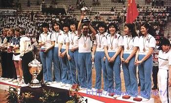  这张照片是首获尤伯杯的中国女子羽毛球队队员和教练员在领奖台上。