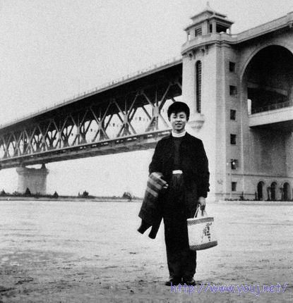 雷锋在长江大桥留影