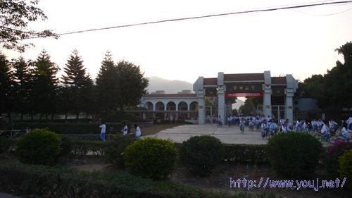 返回途中，经过放学时的潮安县宝山中学(陈伟南先生捐建)