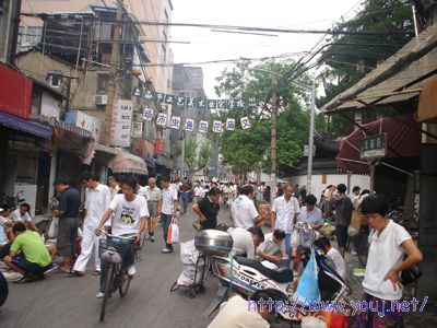 周日早晨天未亮,文庙路地摊