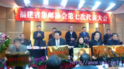 陈会长接受奖牌