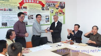 王朱唇(右三)合著<闽南侨批史话>获06圣彼得堡世界邮展银奖