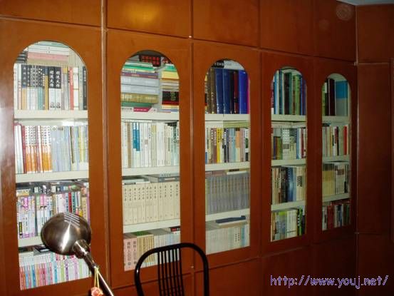 书橱，摆放的多是非集邮类的图书