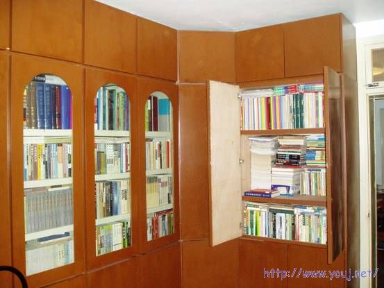 右边橱子里是集邮书刊