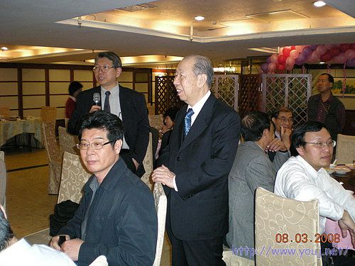 何辉庆、俞兆年主持，纪觉英、麦国培及台湾邮友出席