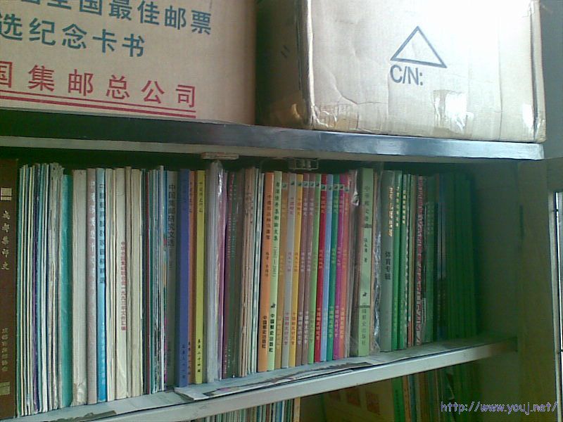 书柜一角,箱子里也是!!