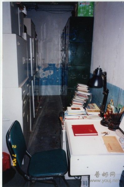 摆放7组档案柜的地室书库