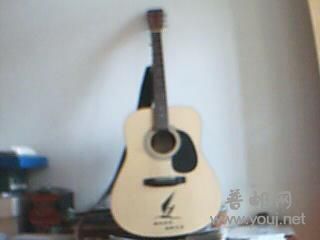 韩国民谣吉他1680元,音质很好的,加上口琴伴奏,在舞台上是一道很靓丽的风景线 ...