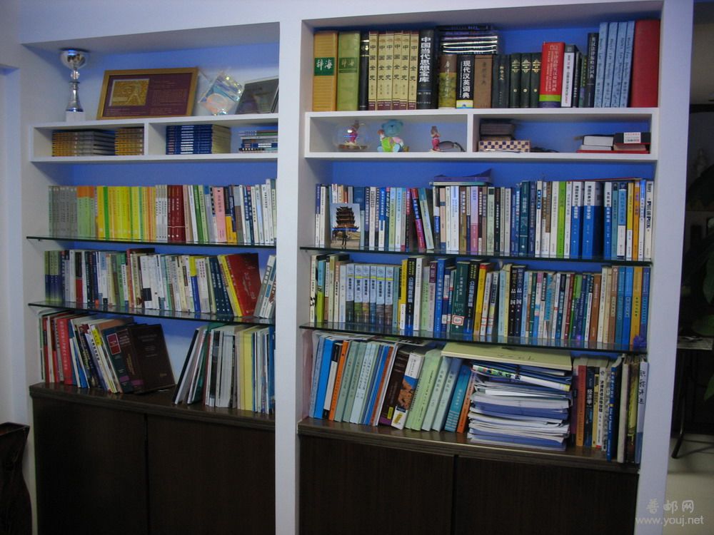 客厅书橱.jpg