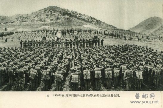 1958年春回国部队向烈士们告别.JPG
