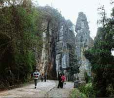 不二石门由三尊巨石并立