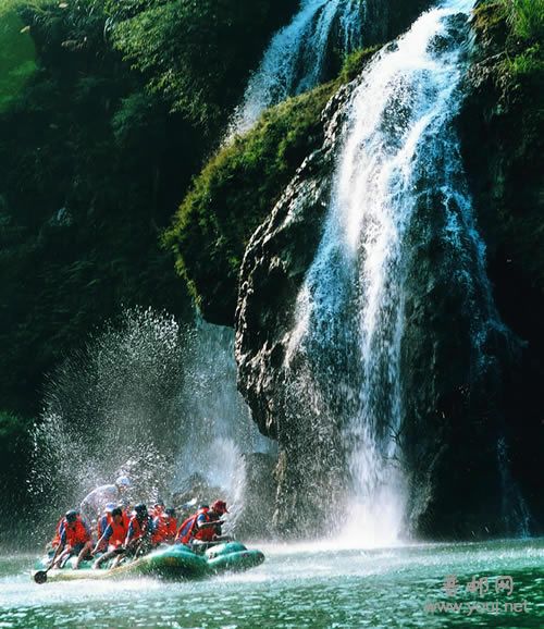 在猛洞河上漂流