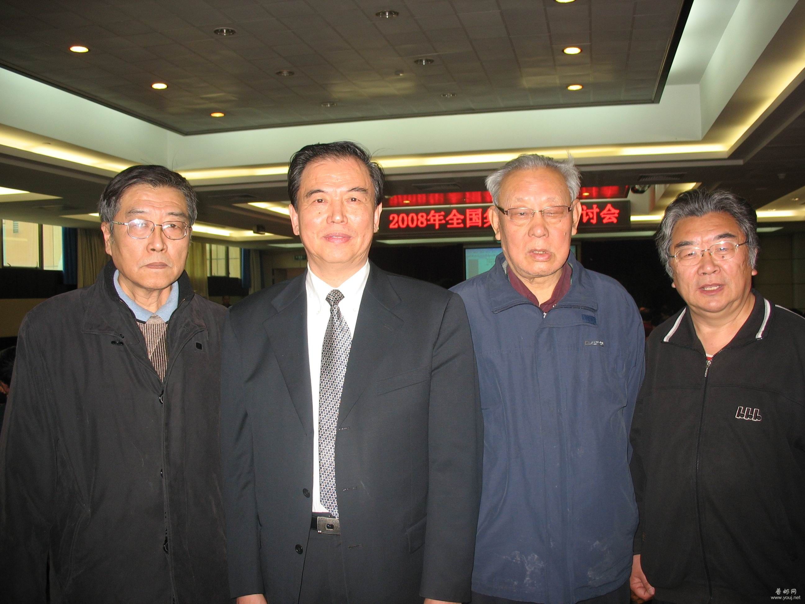 学术会上与普邮会员吕增春、刘大有、狄超英老师合影