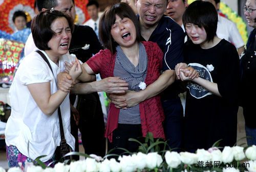 痛不欲生的母亲和亲人们