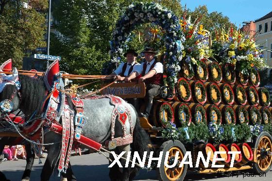 德国慕尼黑啤酒节上狂欢游行的马车