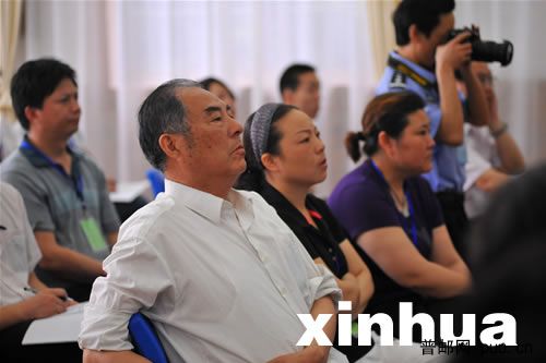 邓玉娇的爷爷在法院听众席上