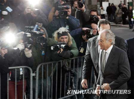 麦道夫走进审判现场