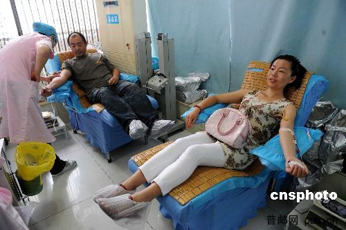 7月8日新疆群众义务献血！（中新社发 廖攀 摄）