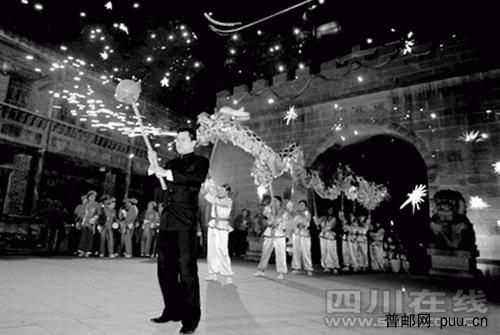 四川一个小镇上的求婚场面