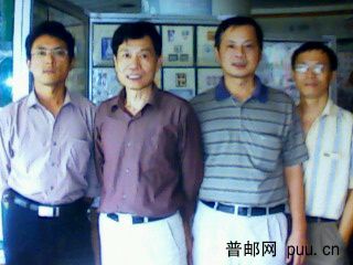 与我市集邮协会理事在邮展时合影
