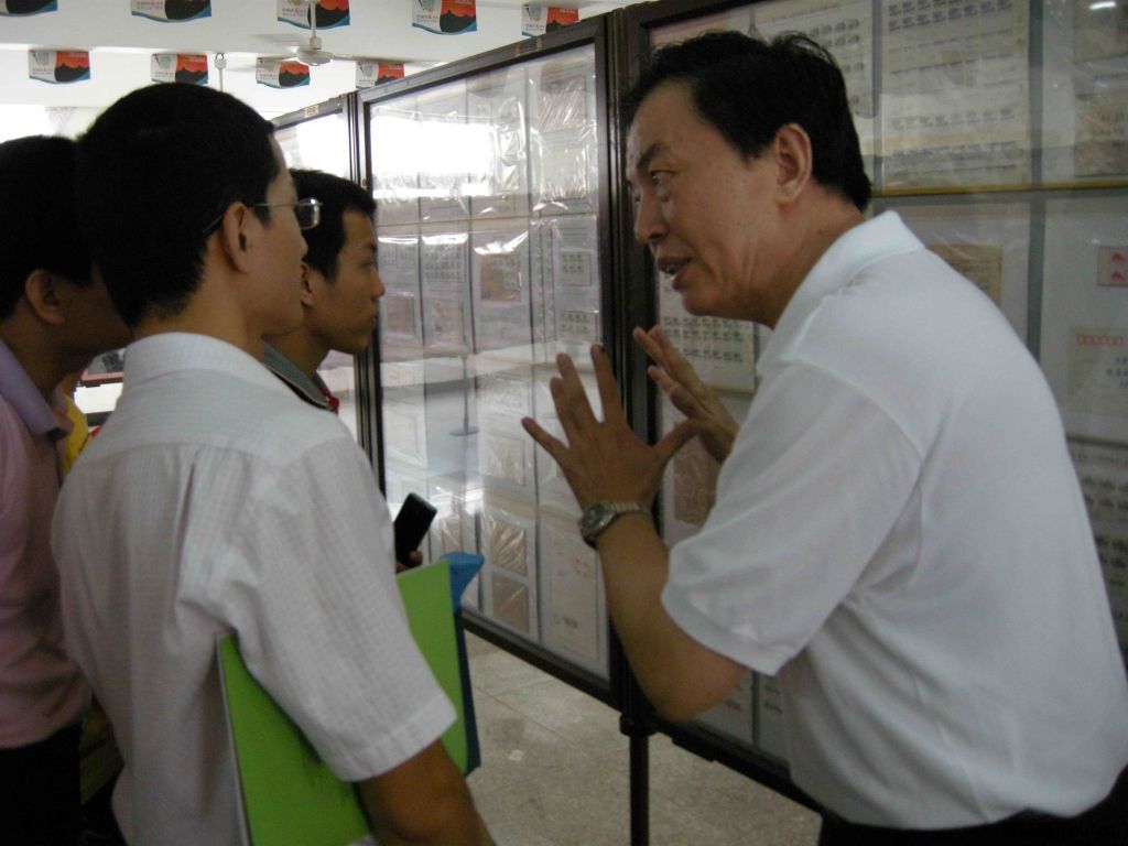 陈国成对邮集进行讲解.jpg