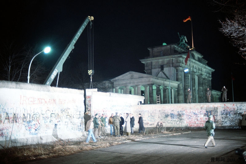 800px-Crane_removed_part_of_Wall_Brandenburg_Gate.jpg