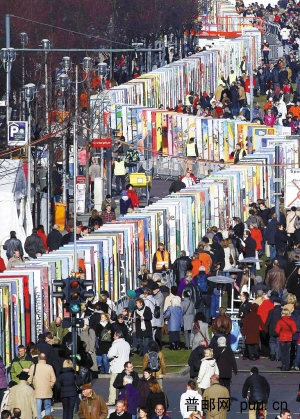 为纪念20年用1000块巨型多米诺骨牌仿制的柏林墙